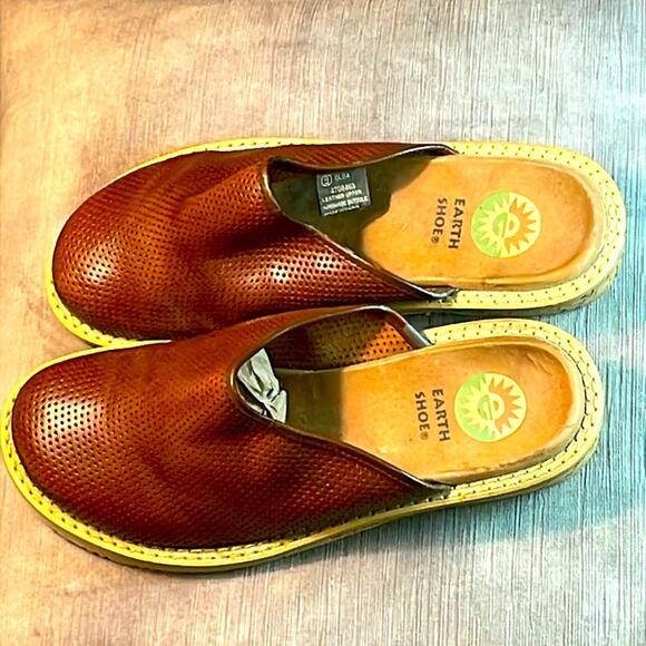 Earth Shoe Carmel Leather Slide-in. 9 - Picture 4 of 5